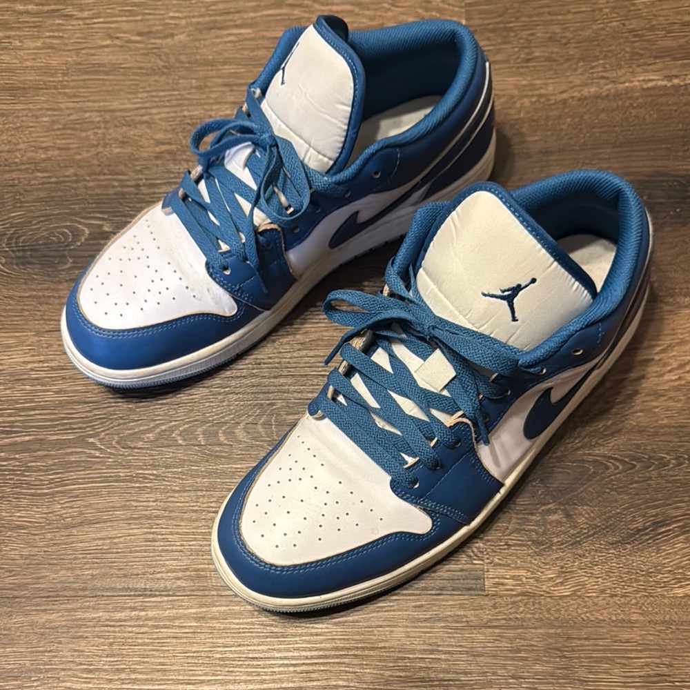 Jordan Men's Blue and White Sneakers